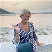 Docente di lettere impartisce lezioni per ragazzi di scuola media, di scuola superiore e dell’Università